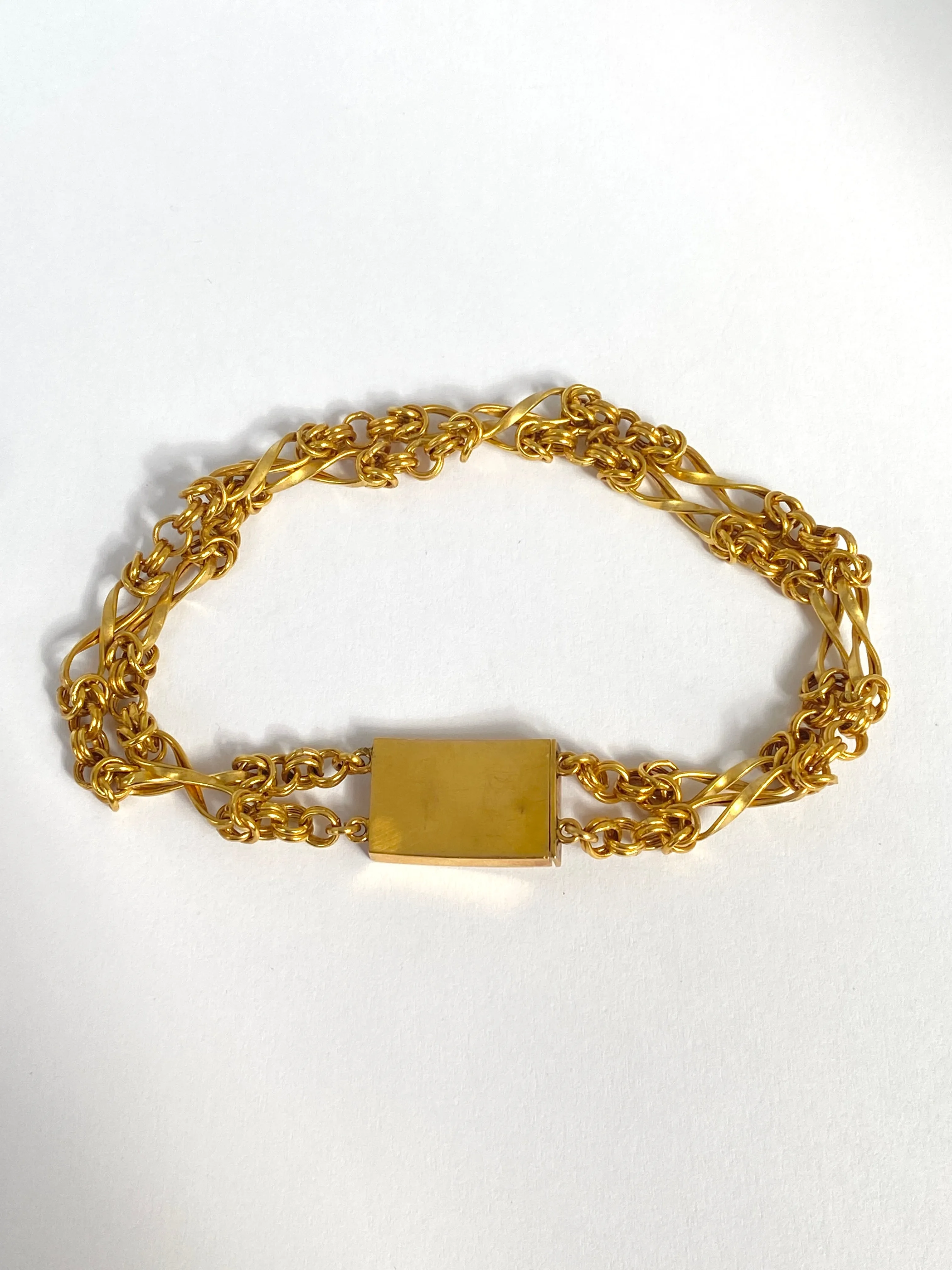 Vintage, Art Deco 9ct Gold bracelet, with a square clasp. 8 inches and 8.18g