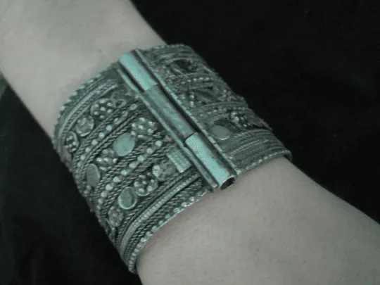 Vintage Metal Yemeni Wide Bracelet for a Small Wrist